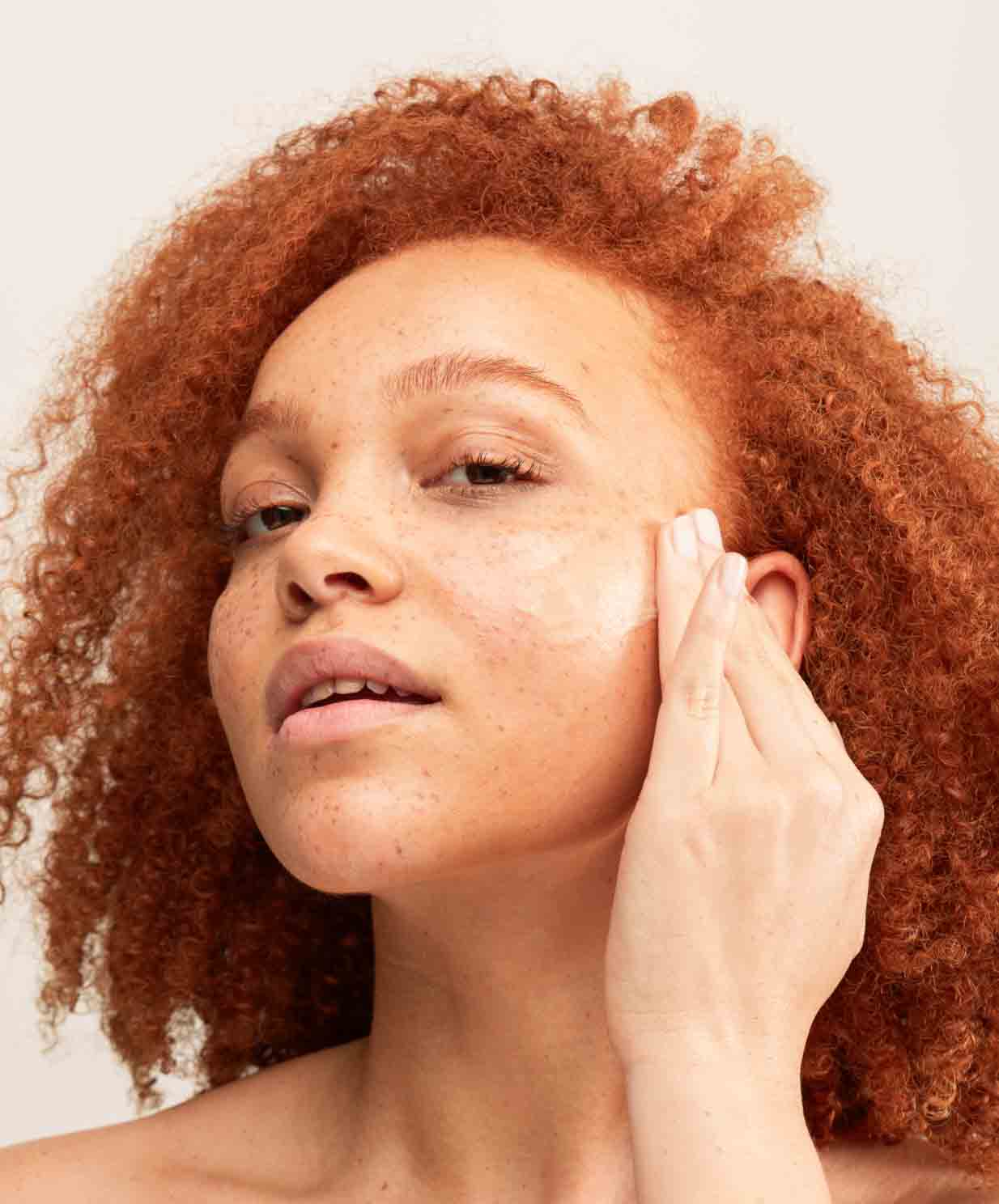 woman applying glow drops